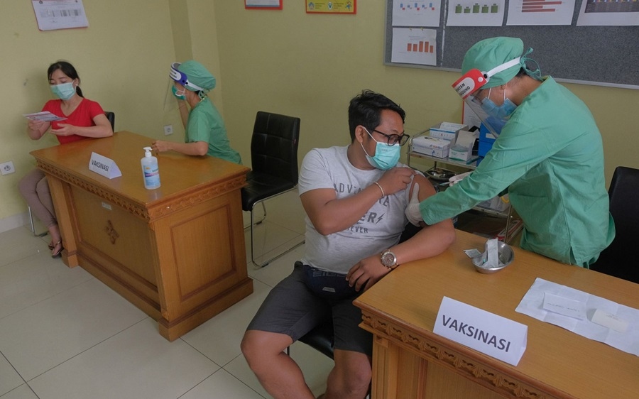 Indonesia ưu tiên tiêm vaccine Covid-19 tại đảo Java và Bali đợt đầu